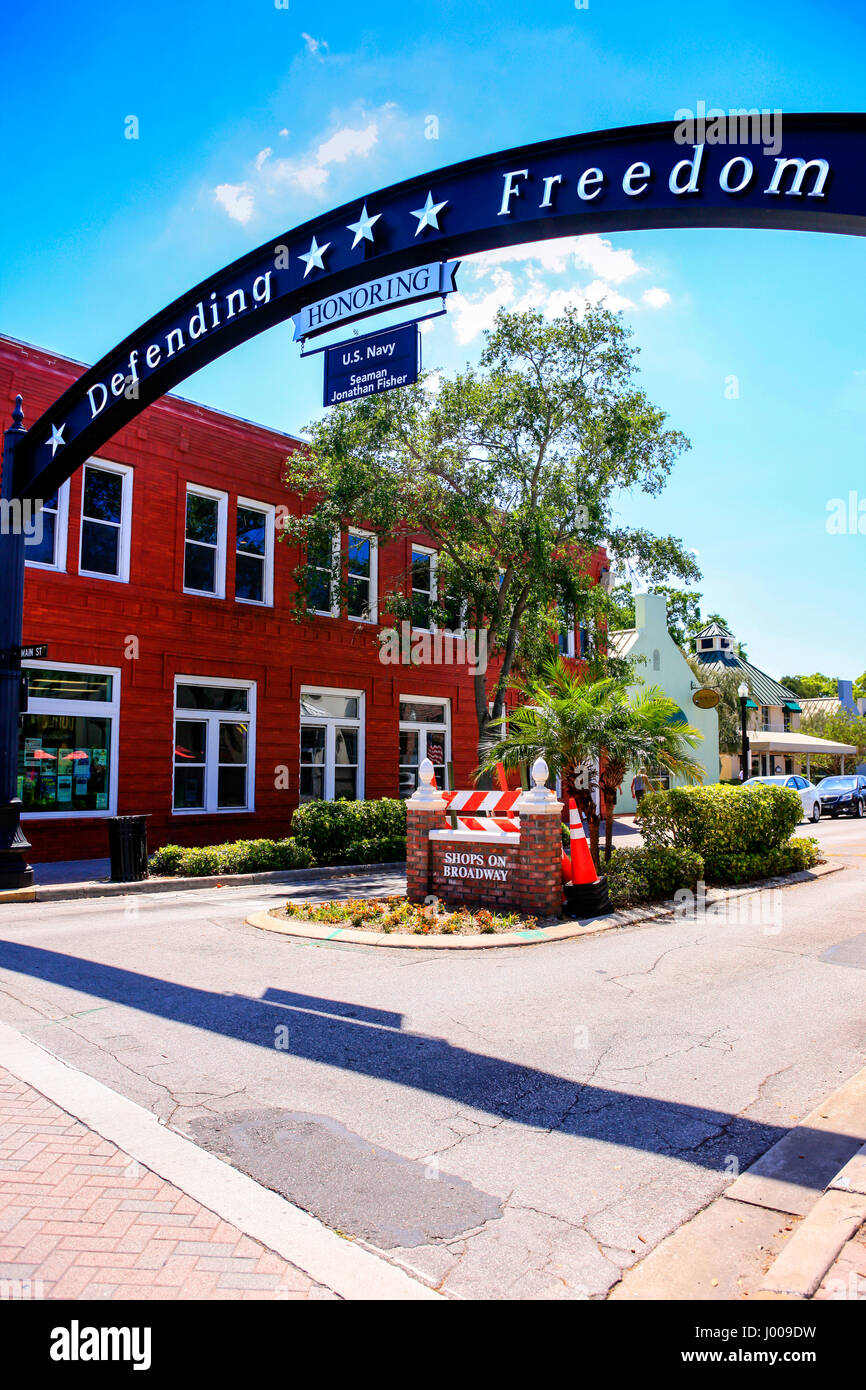 Défendre la liberté voûte au-dessus de Broadway à Dunedin, FL Banque D'Images