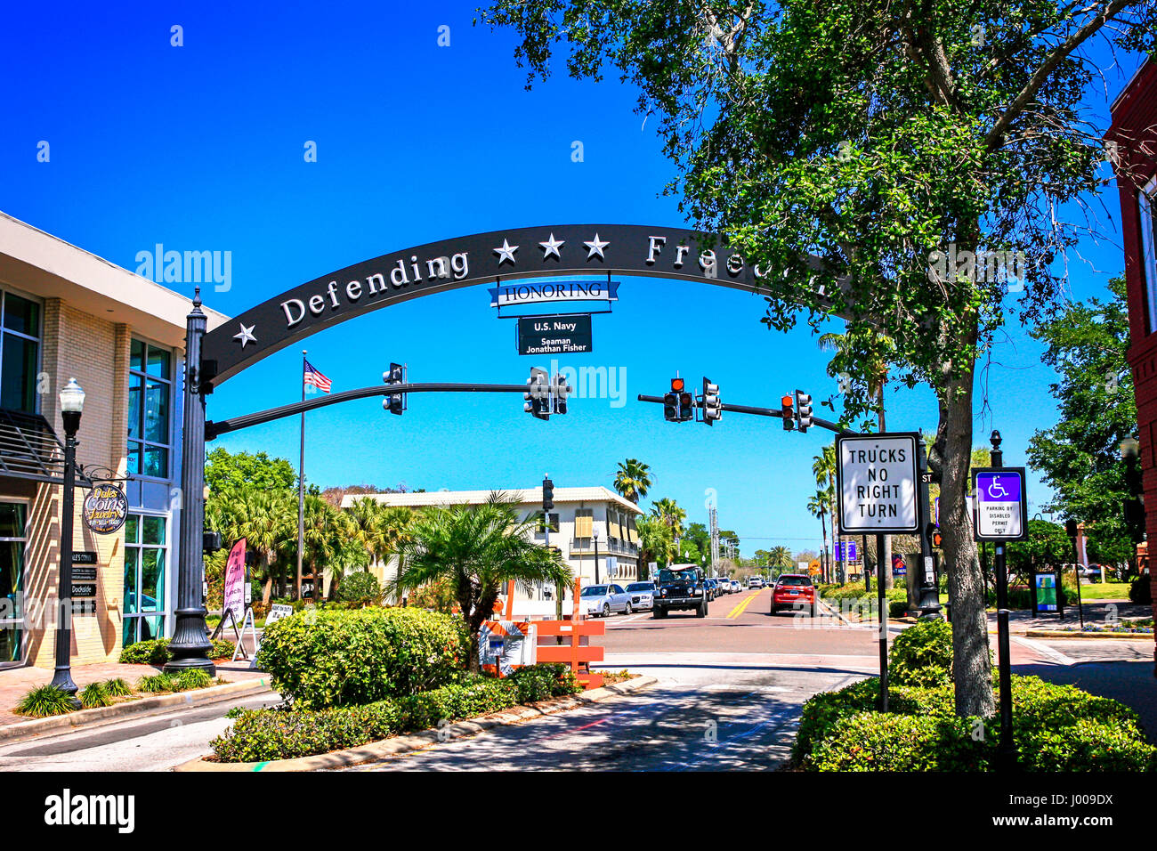 Défendre la liberté voûte au-dessus de Broadway à Dunedin, FL Banque D'Images