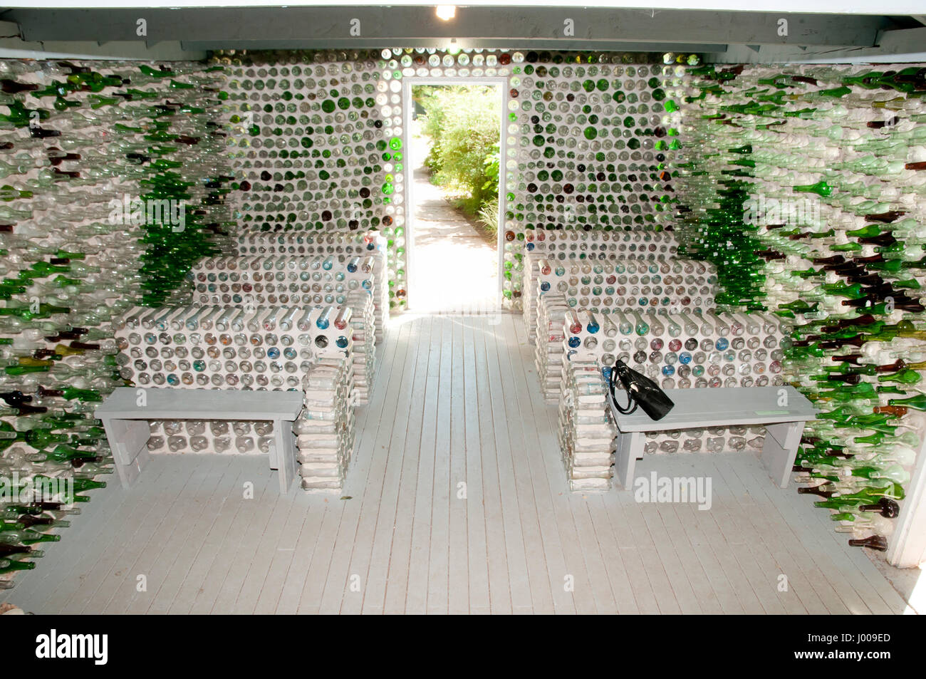 CAP-EGMONT, CANADA - Le 8 août 2016 : Bouteilles en verre cimentées ensemble pour créer des maisons de bouteille par Edouard T. Arsenault Banque D'Images