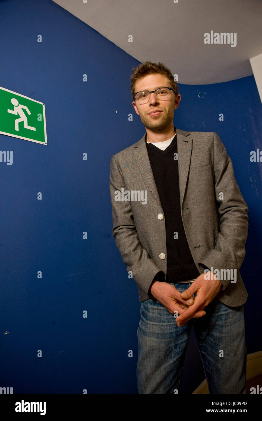 Jonah Lehrer à 5 x 15 cas Jonah Lehrer est un écrivain et journaliste qui écrit sur les thèmes de la psychologie, les neurosciences, et la relation entre la science et les sciences humaines. Il est l'auteur de deux livres, Proust était un neuroscientifique (2007) et comment nous décider (2010). Il est rédacteur de contribution au filaire, Scientific American Mind, la National Public RadioÕs Radiolab et a écrit pour le New Yorker, la nature, les semences, le Washington Post, le Wall Street Journal et le Boston Globe. Son troisième livre imaginer : Comment fonctionne la créativité est publié par l'Atalante et à l'extérieur maintenant. 5 Banque D'Images