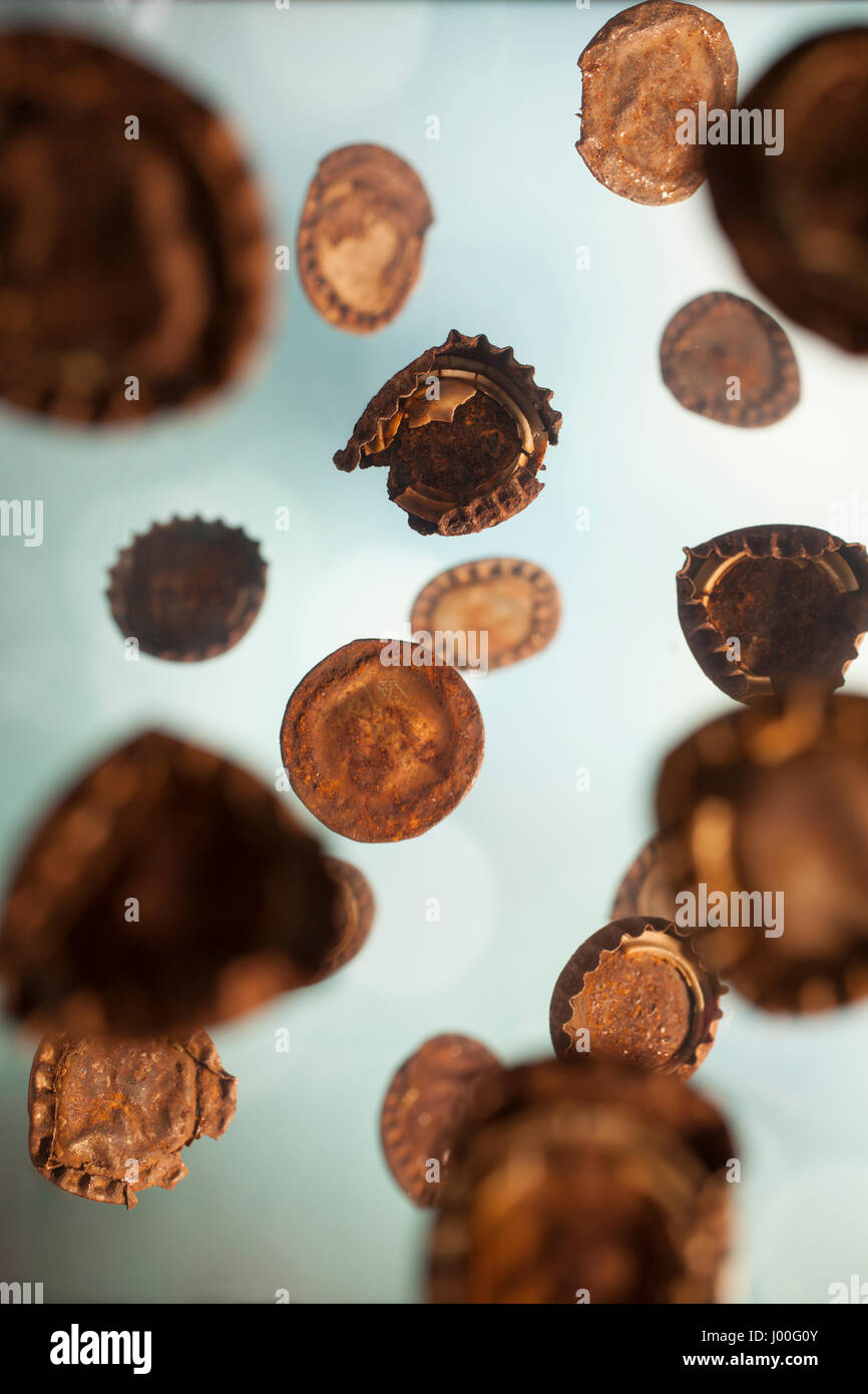 Old rusty capsules de bouteille tomber comme la pluie Banque D'Images