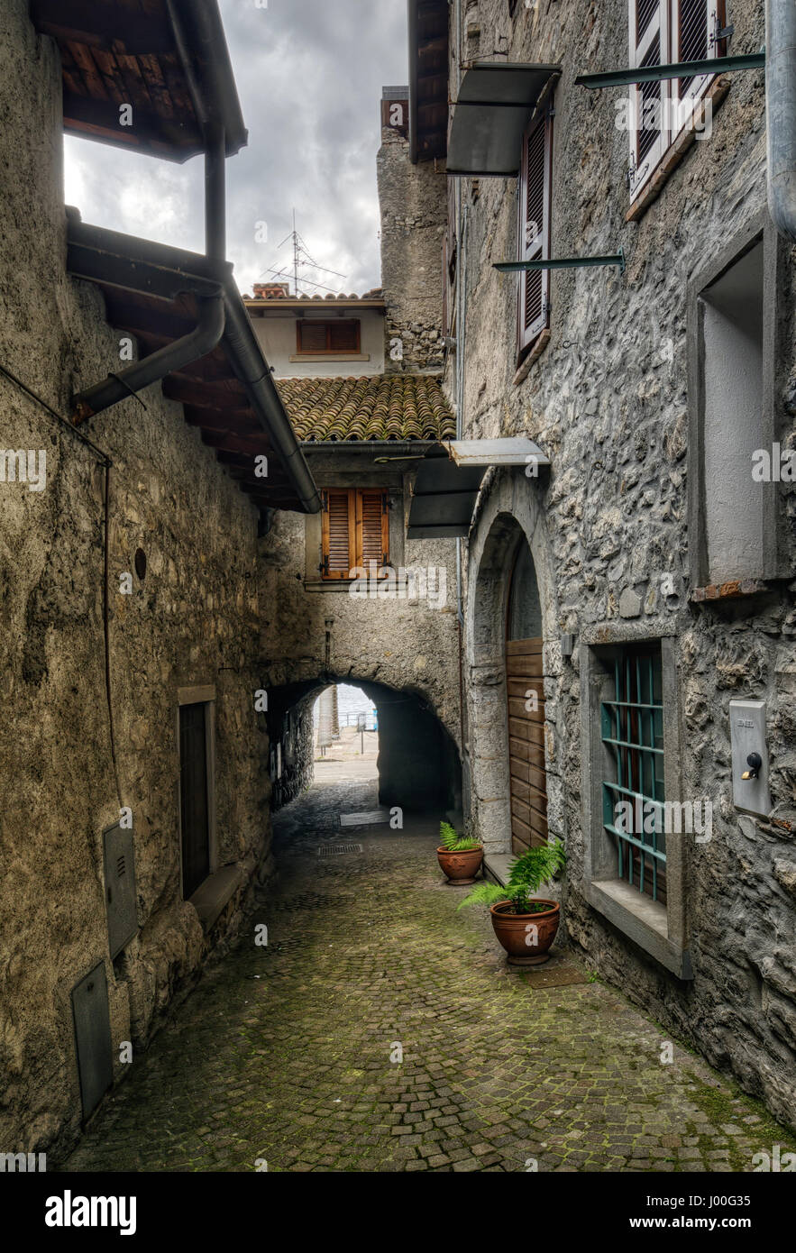 Ruelle de Riva di Solto suivant pour le lac d'Iseo, Italie Banque D'Images