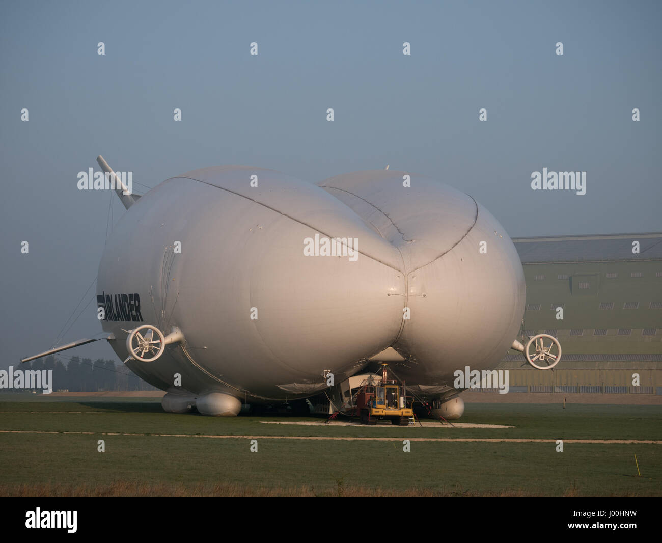 Bedford, Royaume-Uni. Le 08 Avr, 2017. Photos prises à partir de sentier public derrière le hangar. Première apparition de l'Airlander 10 en dehors de son hanger après ses réparations et modifications. Ils ont changé l'attachement d'amarrage et de mât, et ils ont ajouté airbags à l'avant qui sera déployé lorsque nécessaire. Crédit : Tony Roberts/Alamy Live News Banque D'Images