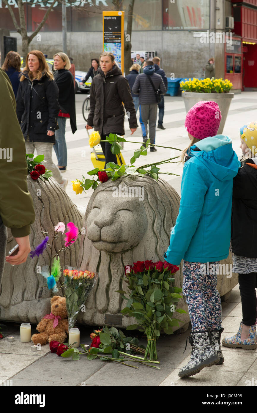 Stockholm, Suède, le 8 avril 2017. Le lendemain de l'attaque terroriste à Stockholm, Suède. Credit : Barbro Bergfeldt/Alamy Live News Banque D'Images