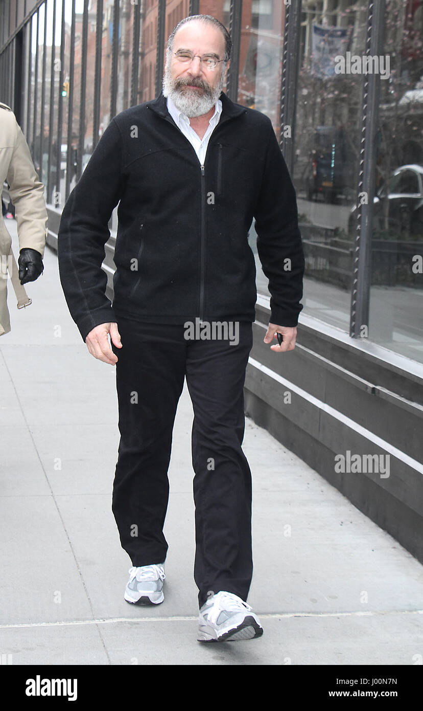 New York, NY, USA. 07Th avr, 2017. Mandy Patinkin vu dehors pour une apparition à AOL construire dans la ville de New York le 7 avril 2017. Credit : Rw/media/Alamy Punch Live News Banque D'Images