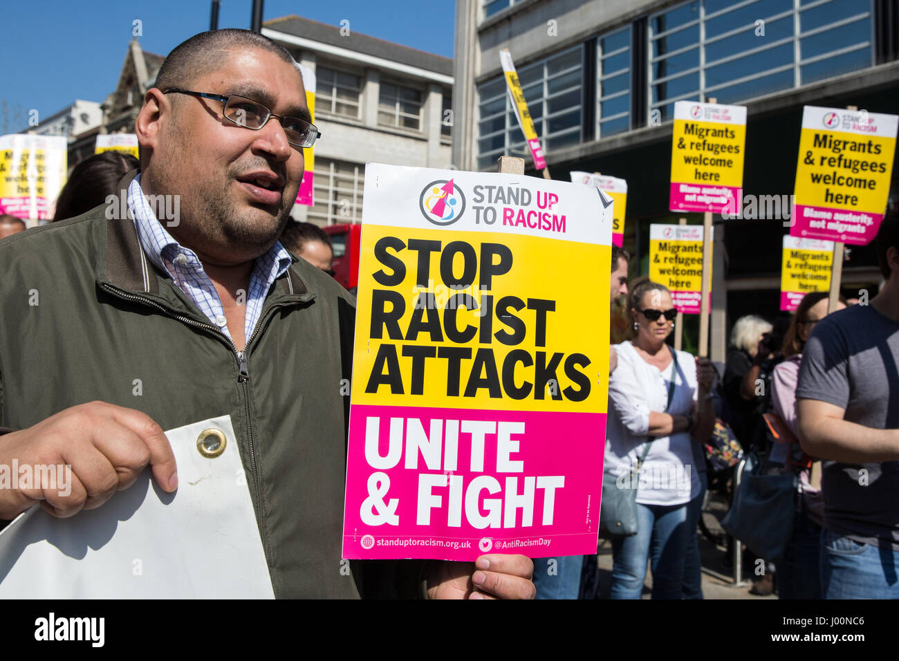 Croydon, Royaume-Uni. 8Th apr 2017. La population locale et les militants anti-racisme inscrivez-vous une manifestation organisée par l'unité pour défendre le racisme après la récente attaque brutale sur les réfugiés iraniens kurdes Reker Ahmed. Credit : Mark Kerrison/Alamy Live News Banque D'Images