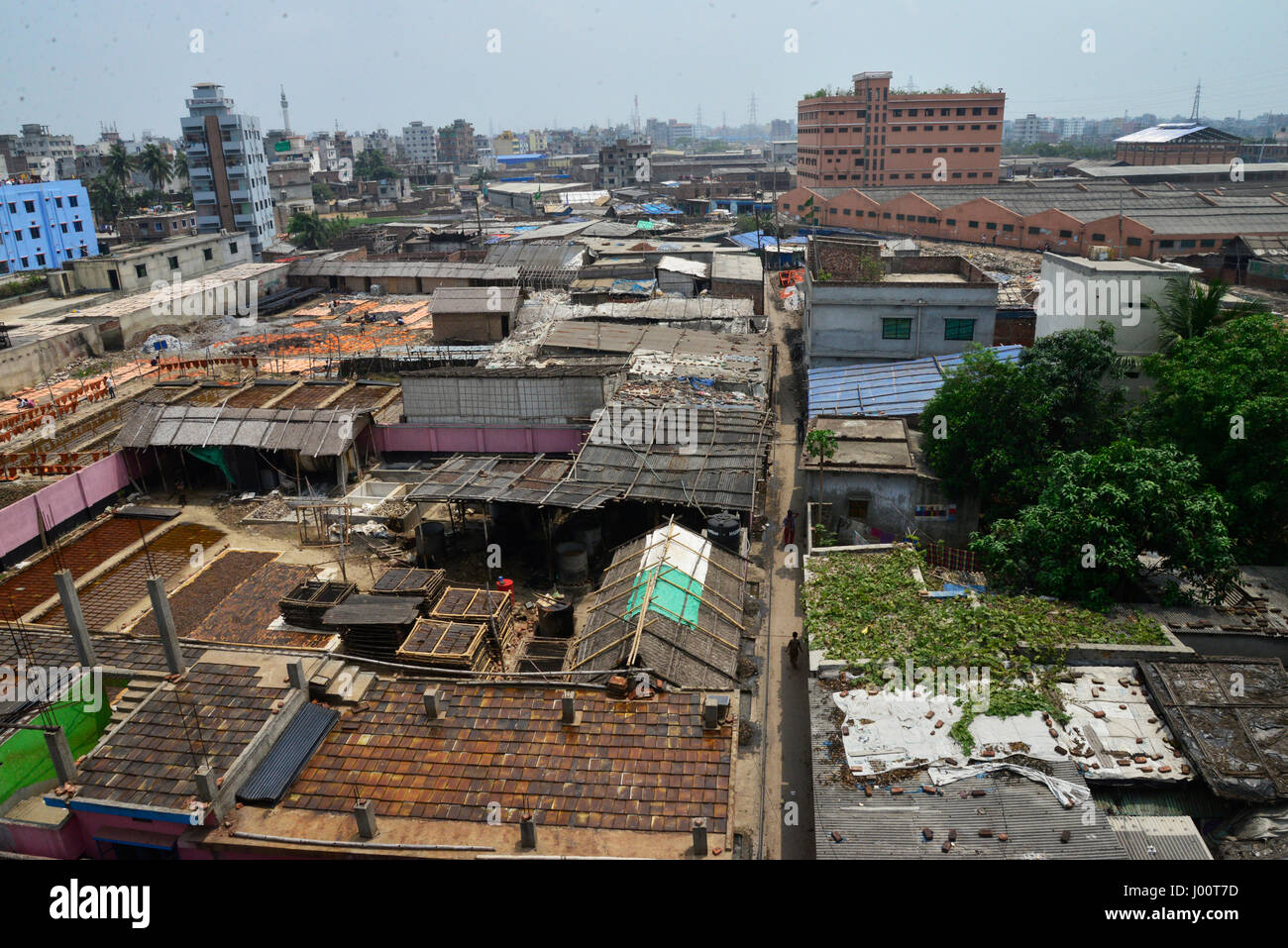 Dhaka, Bangladesh. Le 08 Avr, 2017. Un aperçu de Hazaribag tannerie à Dhaka le 8 avril 2017. Un travail du cuir historique trimestre au Bangladesh une fois étiqueté parmi les plus polluées de la planète a été fermée par ordre de la Cour le 6 avril dans un jugement historique pour protéger une voie navigable vitale. Les écologistes se battent depuis des années pour fermer le siècle-ancienne tannerie district dans la capitale, Dhaka, qui pompe des milliers de litres de déchets toxiques directement dans la ville la plus importante rivière sur une base quotidienne. Mamunur Rashid/crédit : Alamy Live News Banque D'Images