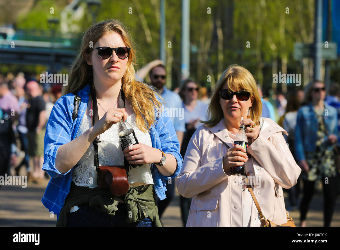 Londres, Royaume-Uni. 8Th apr 2017. Aux personnes bénéficiant d'une journée chaude et ensoleillée à l'extérieur de la Tate Modern que la température atteint 20 degrés celsius dans la capitale. Credit : Dinendra Haria/Alamy Live News Banque D'Images