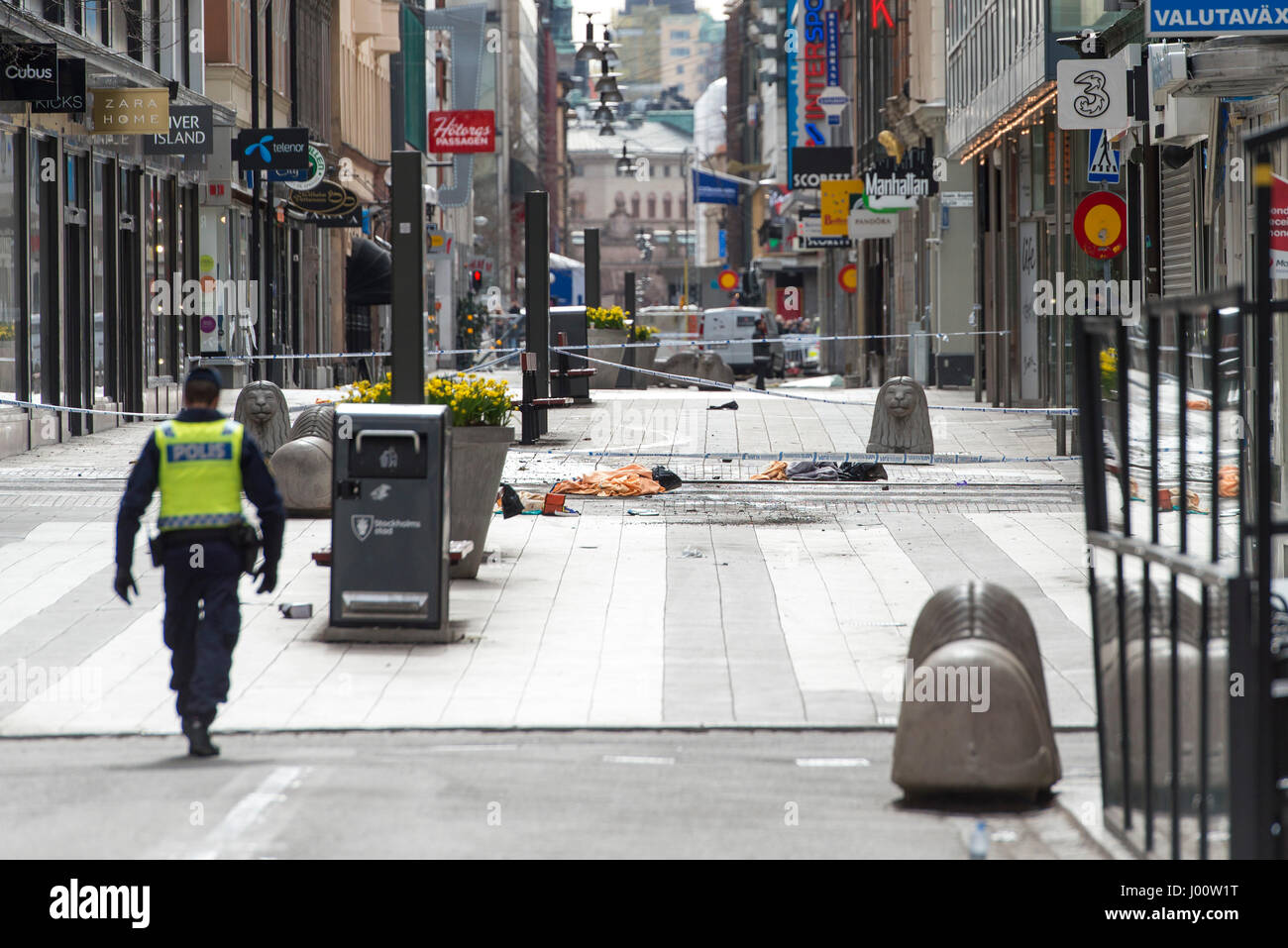 Stockholm, Suède. 8Th apr 2017. Le site d'une attaque violente est bloquée par la police à Stockholm, Suède, le 8 avril 2017. Un camion volé adopté dans les gens sur un centre de Stockholm rue avant de s'écraser dans un grand magasin le vendredi, tuant quatre personnes et en blessant 15 autres. Credit : Shi Tiansheng/Xinhua/Alamy Live News Banque D'Images