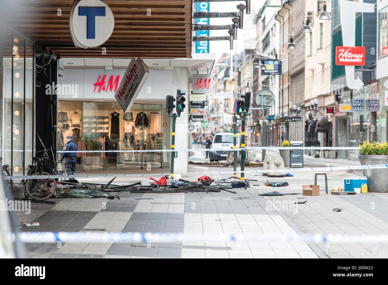 Stockholm, Suède. 8Th apr 2017. Le site d'une attaque violente est bloquée par la police à Stockholm, Suède, le 8 avril 2017. Un camion volé adopté dans les gens sur un centre de Stockholm rue avant de s'écraser dans un grand magasin le vendredi, tuant quatre personnes et en blessant 15 autres. Credit : Shi Tiansheng/Xinhua/Alamy Live News Banque D'Images