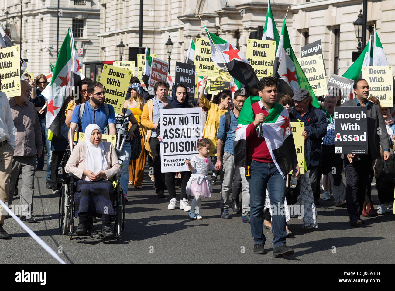 Londres. UK. 8 avril 2017. Les gens marcher en protestation contre le régime Assad et la récente attaque chimique dans Idlibin, la Syrie. Banque D'Images