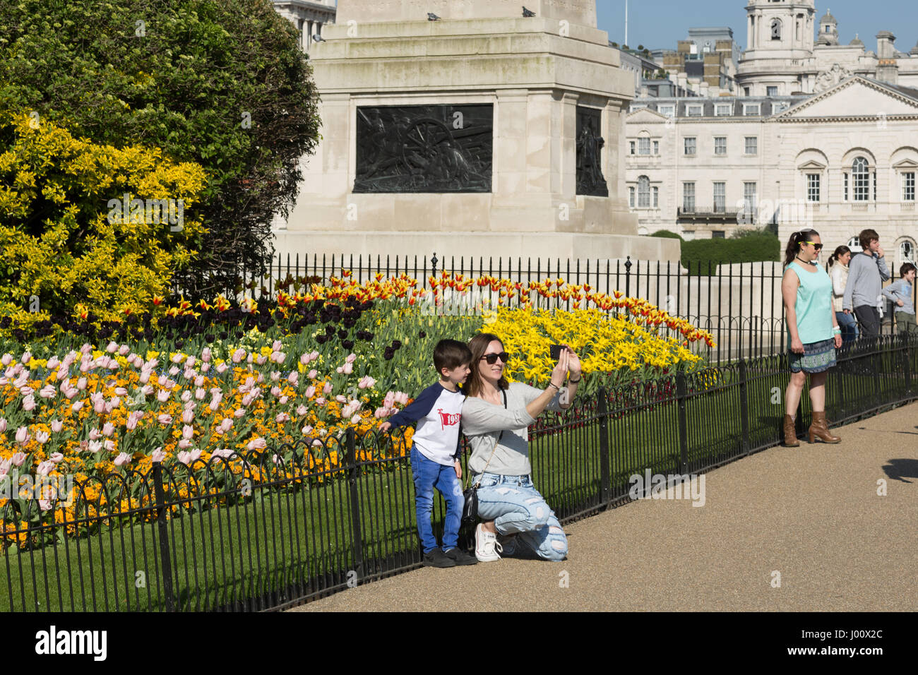 Londres, Royaume-Uni. 8Th apr 2017. Les gens profitent du soleil sur une journée très chaude d'avril à St James's Park Crédit : Radek Bayek/Alamy Live News Banque D'Images