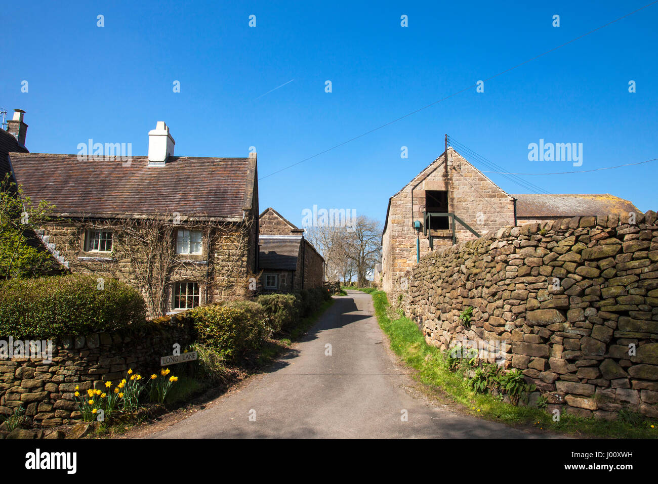 Upper Holloway, Derbyshire, Royaume-Uni. 8 avril 2017. Un ciel bleu sans nuages, par une chaude journée de printemps dans le pittoresque village de Derbyshire Dales Upper Holloway. Credit : Mark Richardson/Alamy vivre Banque D'Images