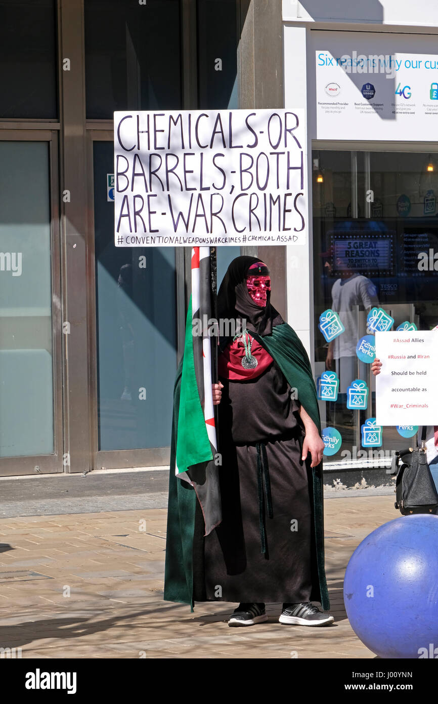 Bristol, Royaume-Uni. 8 avril, 2017. Les manifestants protestent contre l'utilisation d'armes chimiques en Syrie. La protestation vient quatre jours après une attaque aux armes chimiques sur la ville de Khan Sheikhun dans laquelle plus de 70 personnes sont mortes. Keith Ramsey/Alamy Live News Banque D'Images