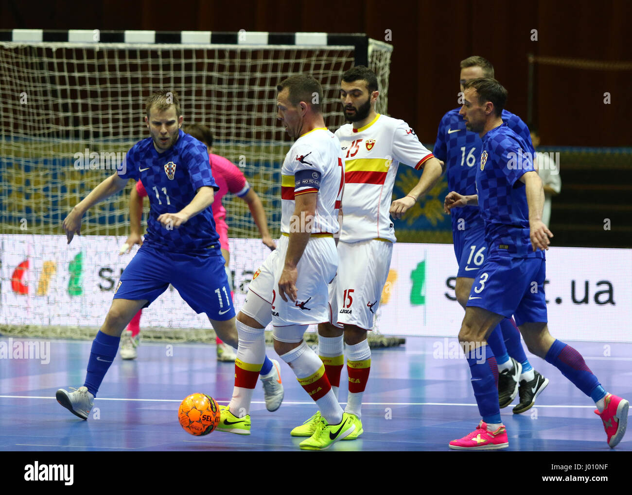 Kiev, Ukraine. 8h Avril 2017. Les joueurs du Monténégro (en blanc) et la Croatie (en bleu) équipes en action au cours de l'UEFA Euro 2018 Futsal leur match de qualification à des sports Palats à Kiev, Ukraine. Crédit : Oleksandr Prykhodko/Alamy Live News Banque D'Images
