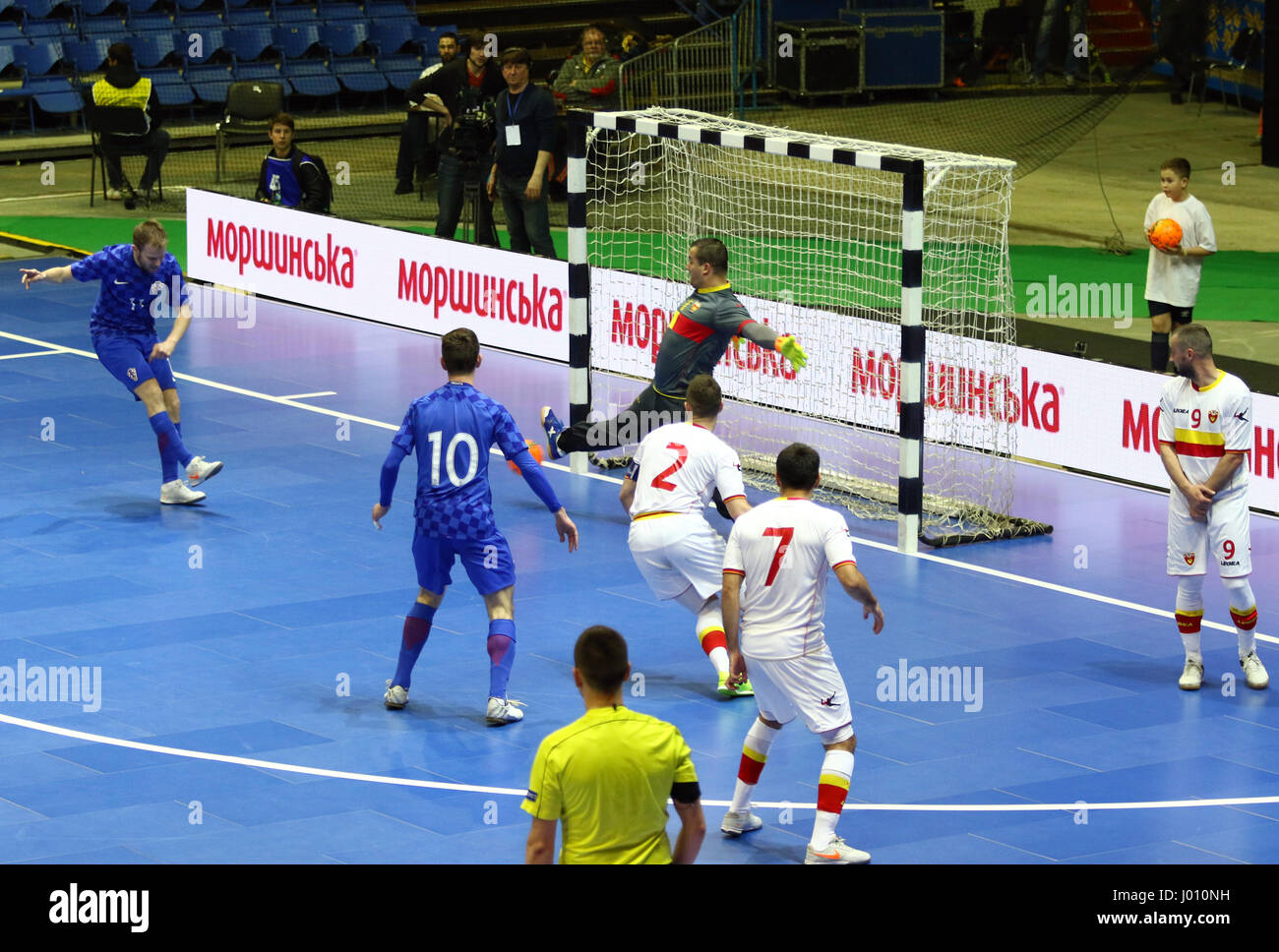 Kiev, Ukraine. 8h Avril 2017. Josip Suton de Croatie (premier à L) marque un but pendant l'UEFA Euro 2018 Futsal match de qualification contre le Monténégro à des sports Palats à Kiev, Ukraine. Crédit : Oleksandr Prykhodko/Alamy Live News Banque D'Images