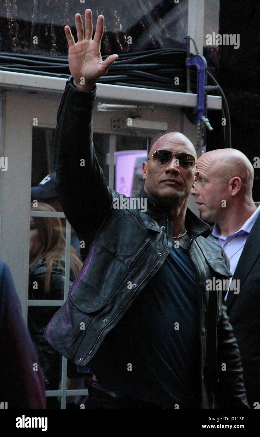 New York, NY, USA. 8Th apr 2017. Dwayne 'The Rock' Johnson arrive à 'Le sort des furieux' premiere à New York, New York le 8 avril 2017. Rainmaker : Crédit Photo/media/Alamy Punch Live News Banque D'Images