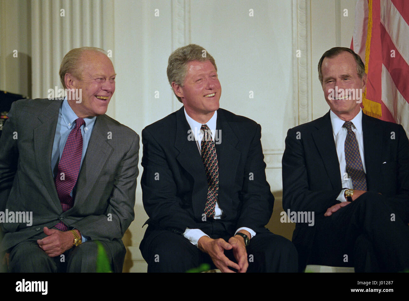 Le président américain Bill Clinton partage un rire avec de l'ancien président George H. W. Bush, la droite, et Gerald Ford, à gauche, à la cérémonie de lancement de l'ALENA dans l'East Room de la Maison Blanche le 14 septembre 1993 à Washington, DC. L'Accord de libre-échange nord-américain a été proposé par le président Ford, les négociations ont commencé sous la présidence Bush et ont été menés par le Président Clinton. Banque D'Images