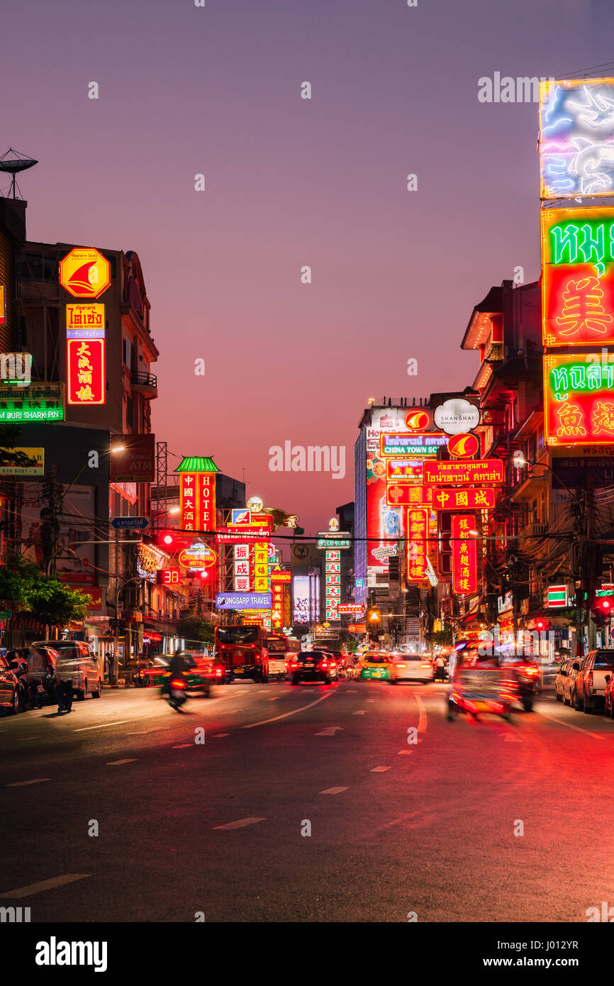 Bangkok, Thaïlande - 24 Avril 2016 : vue du coucher de soleil d'allumé en Yarowat road dans le quartier chinois le 24 avril 2016 à Bangkok, Thaïlande. Banque D'Images