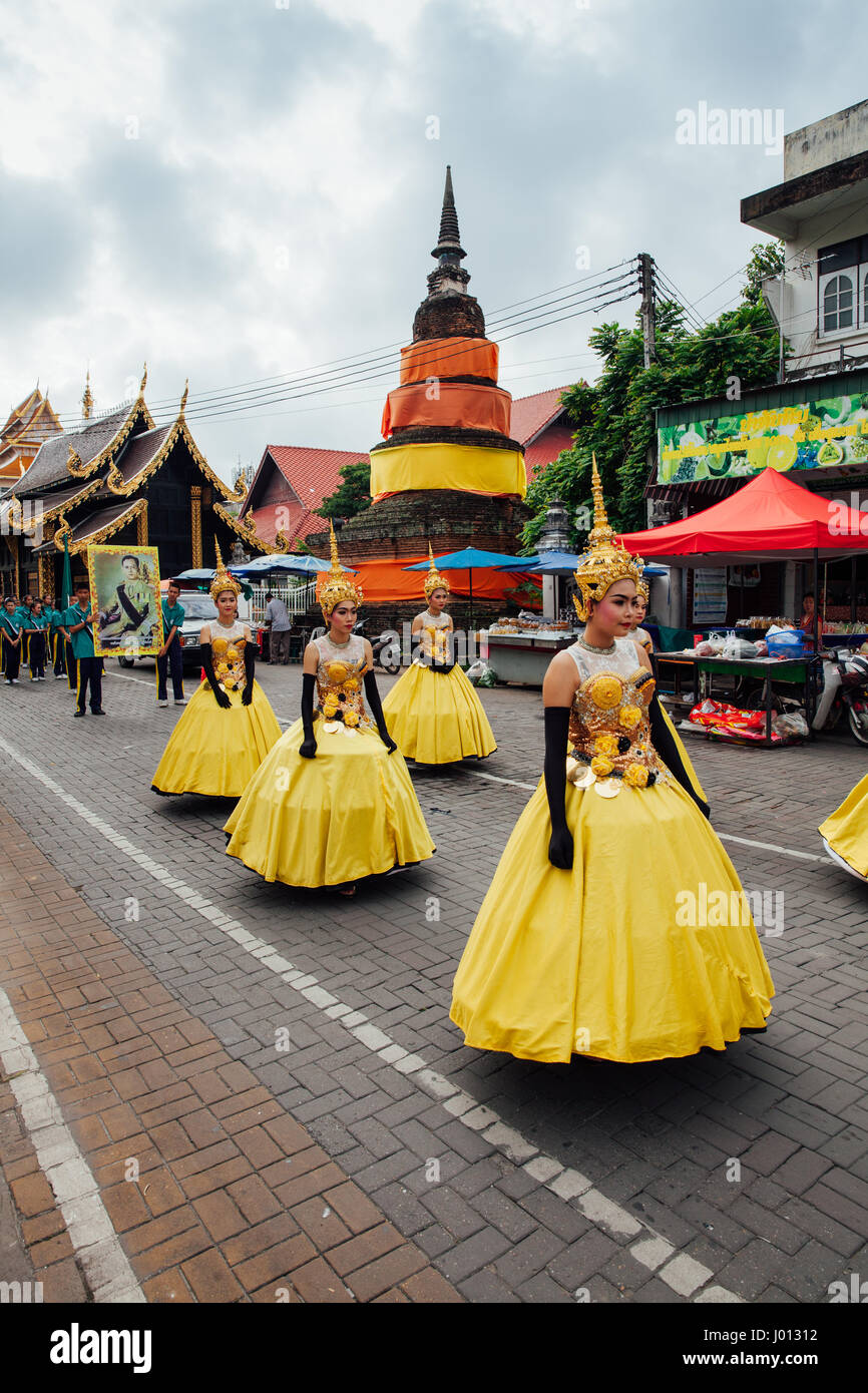Chiang Mai, Thaïlande - 24 août 2016 : jeunes filles en costumes festival parade près de l'ancien temple le 24 août 2016 à Chiang Mai, Thaïlande. Banque D'Images