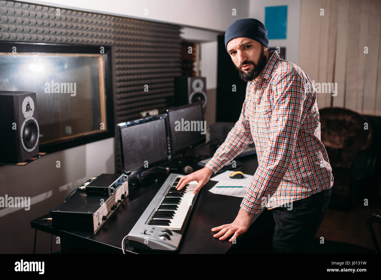 Ingénierie du son. Producteur son travail avec la musique en studio Banque D'Images