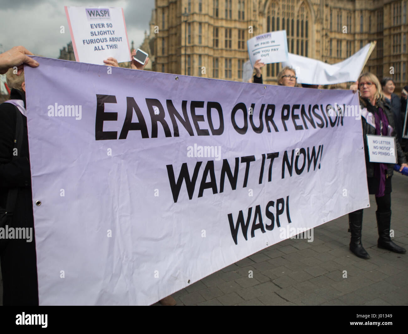 Des femmes de tous les coins du Royaume-uni tenir protester en face du parlement de l'État lutte contre les modifications au régime de pension. Avec : Atmosphère, voir Où : London, Royaume-Uni Quand : 08 Mars 2017 Banque D'Images