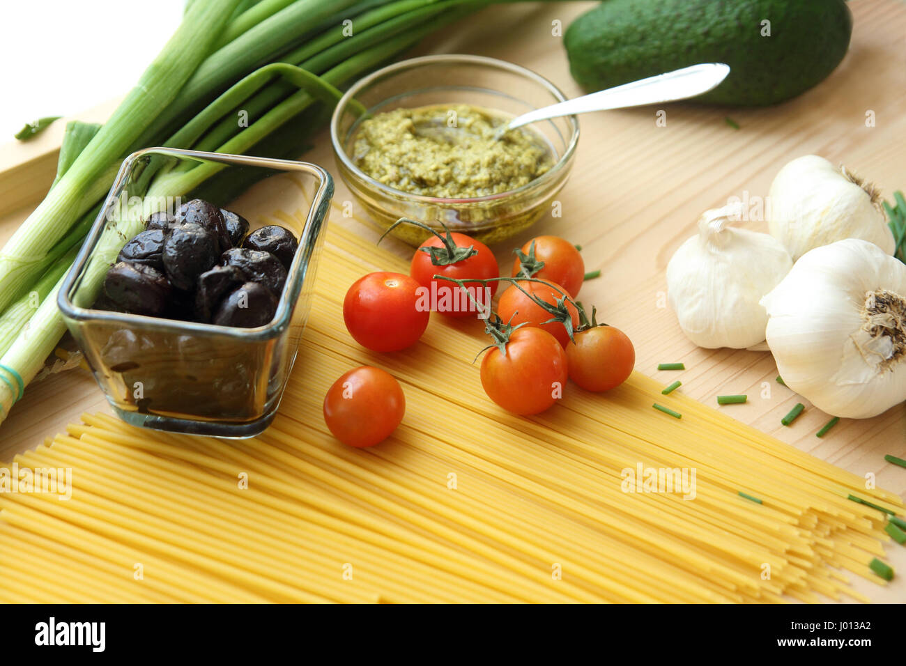 Les pâtes, les olives et les tomates séchées, Banque D'Images