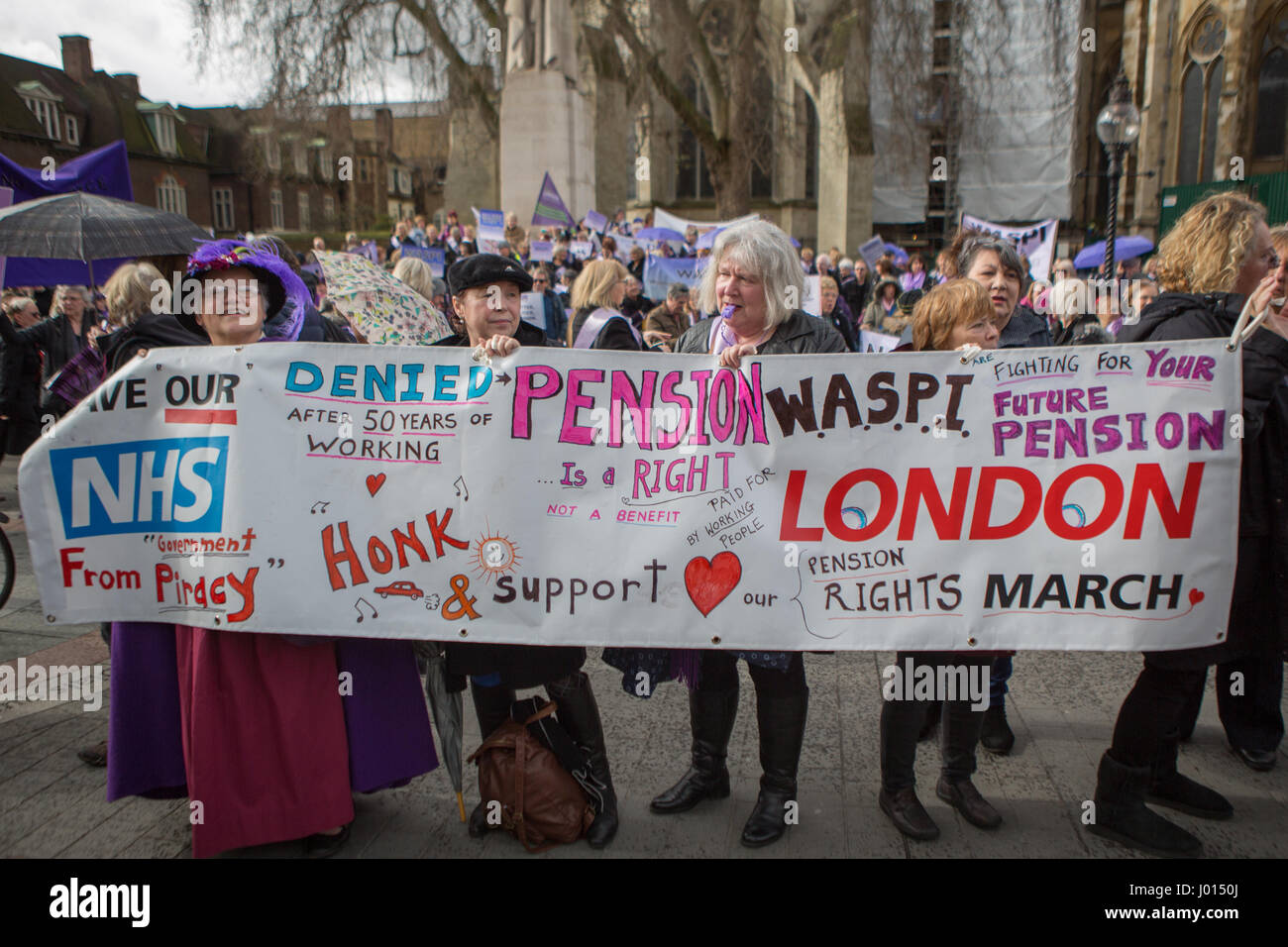 Des femmes de tous les coins du Royaume-uni tenir protester en face du parlement de l'État lutte contre les modifications au régime de pension. Avec : Atmosphère, voir Où : London, Royaume-Uni Quand : 08 Mars 2017 Banque D'Images