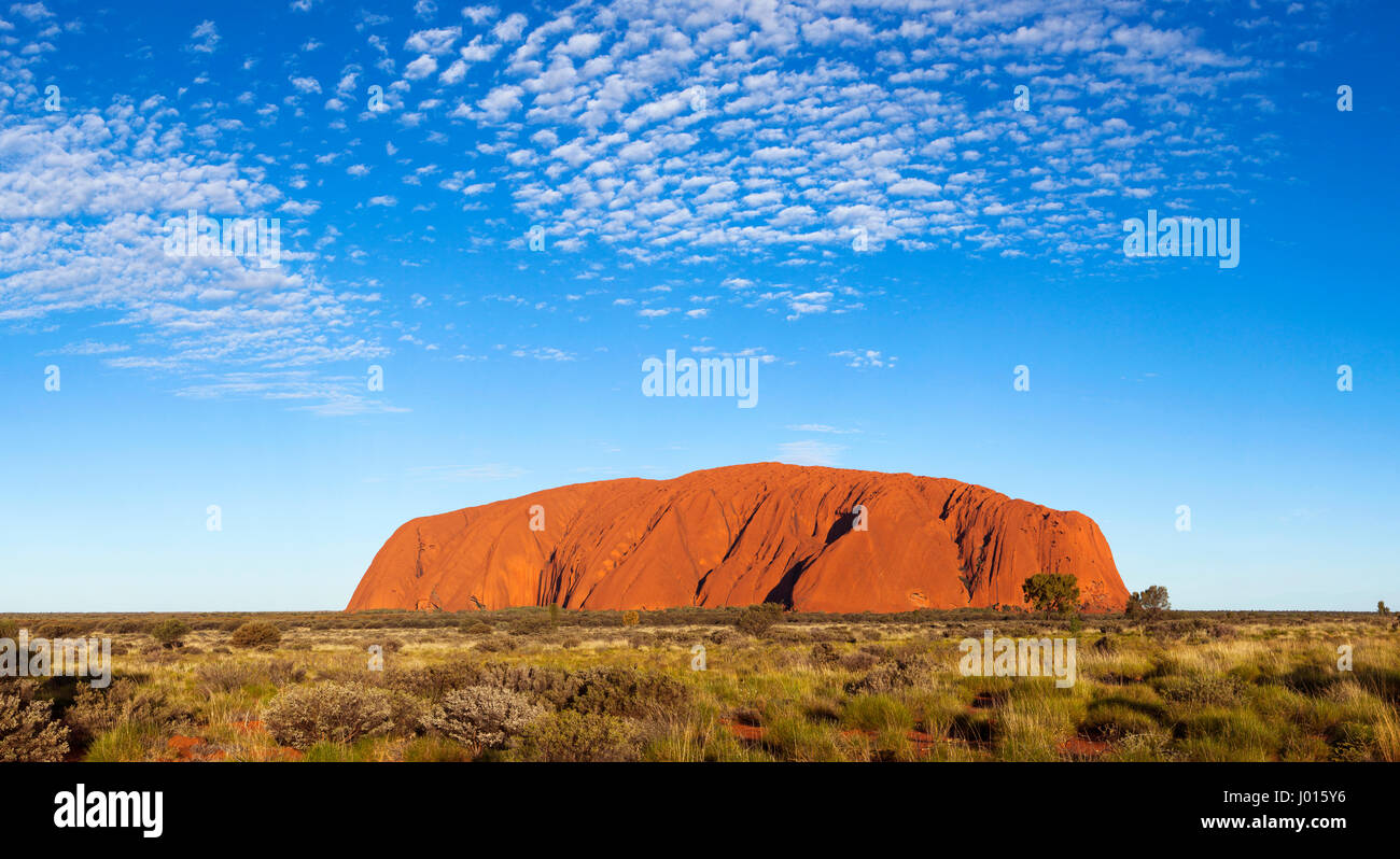 Ayers Rock ou Uluru, le Parc National d'Uluru-Kata Tjuta, Territoire du Nord, Australie Banque D'Images
