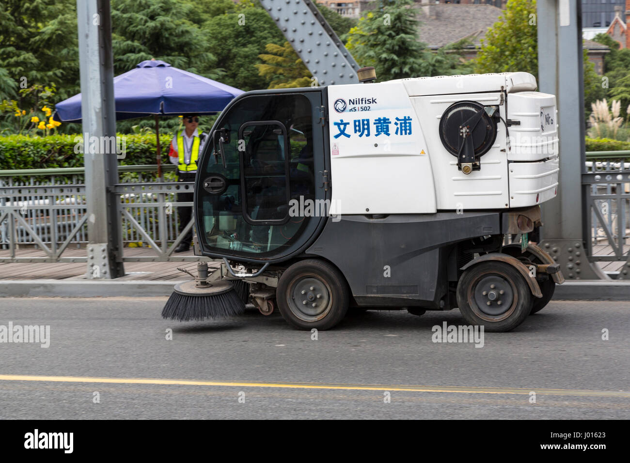 La Chine, Shanghai. Street Cleaner sur pont Waibaidu. Banque D'Images