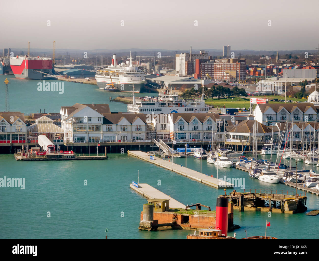 SOUTHAMPTON, UK - 27 mars 2017 : les quais de Southampton, Port de Plaisance, et les bateaux dans le port de travail, Angleterre, Royaume-Uni Banque D'Images