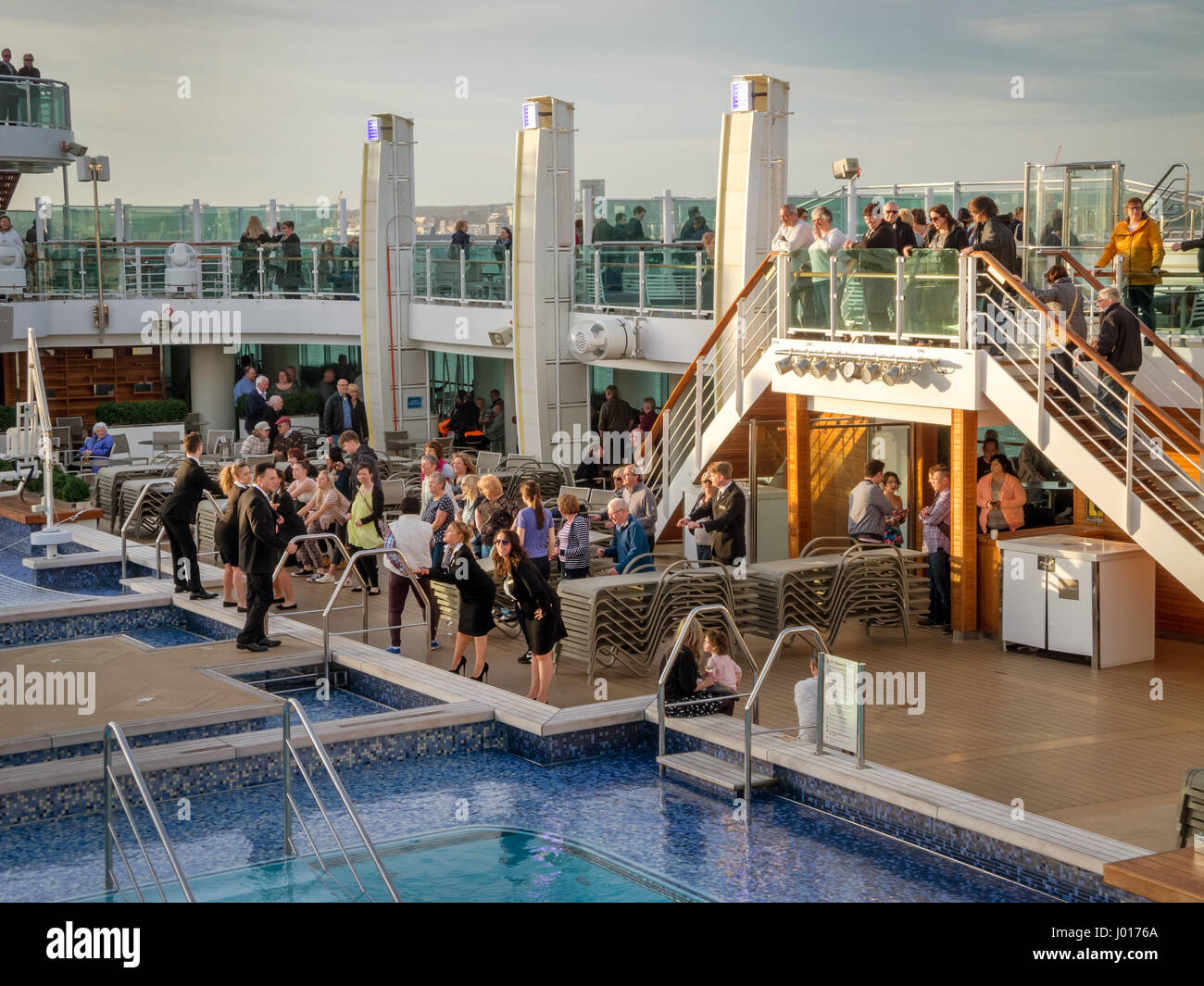 LA CORUNA, ESPAGNE - 27 mars 2017 : passagers bénéficient à la piscine sur le pont supérieur du Britannia de croisière de luxe de P&O Cruises Company à La Coruna Banque D'Images