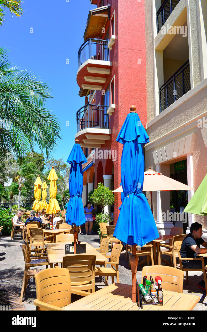 Patio ensoleillé et coloré avec diners au Mango's Bistro à quai au bord de l'offre de restauration sur Smokehouse Bay, sur Marco Island, Floride Banque D'Images