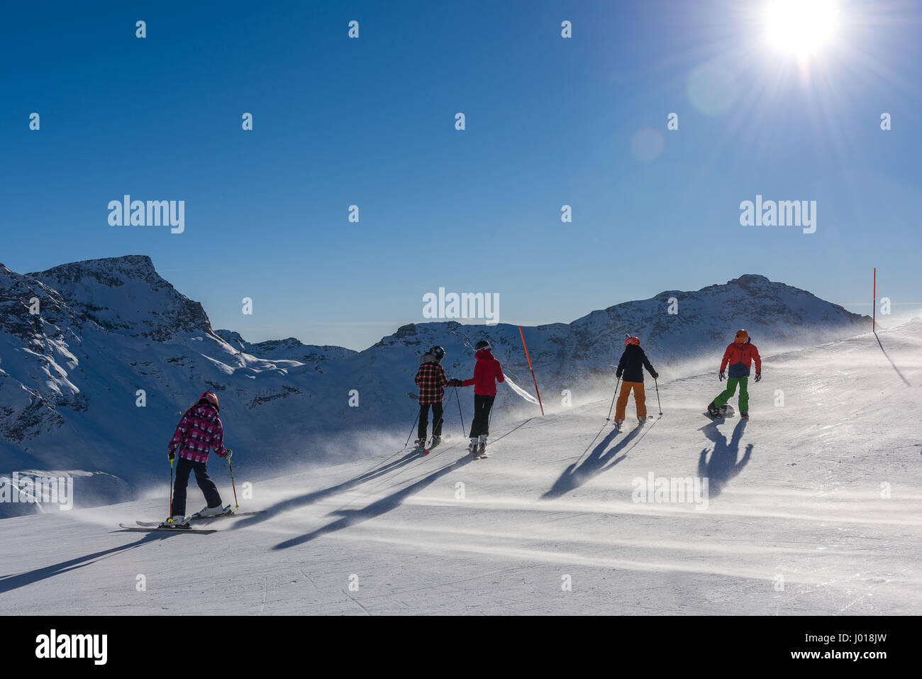 Cinq skieurs à Champoluc en hiver. Banque D'Images