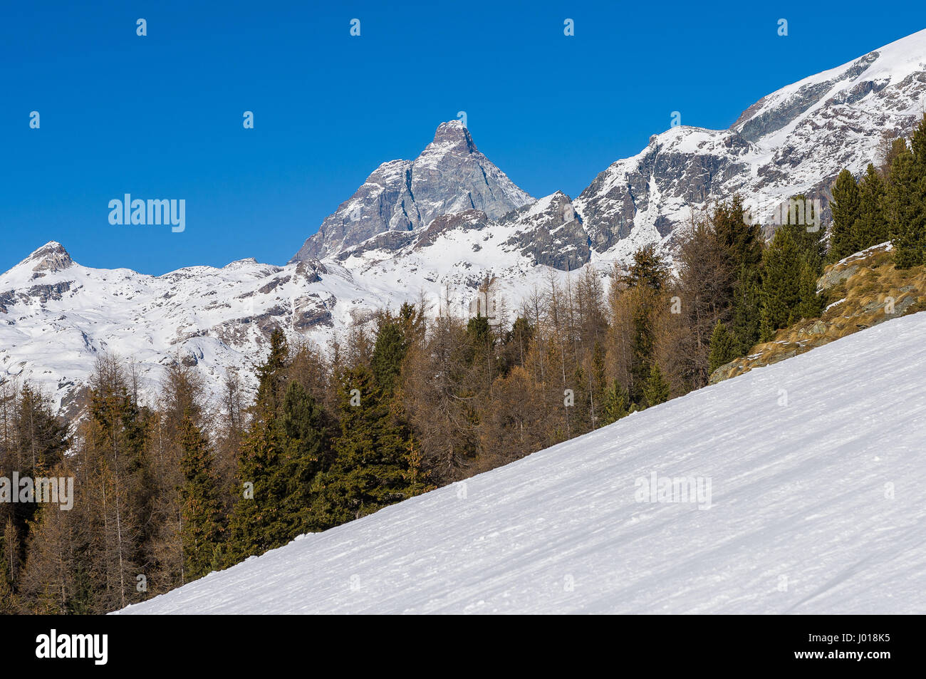 Cervin vu de la station de ski de Champoluc pendant la saison d'hiver Banque D'Images