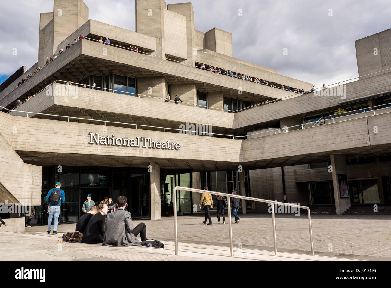 Les gens assis à l'extérieur du Royal National Theatre de Londres sur la rive sud. Le Royal National Theatre est l'un des trois du Royaume-Uni plus frappant Banque D'Images