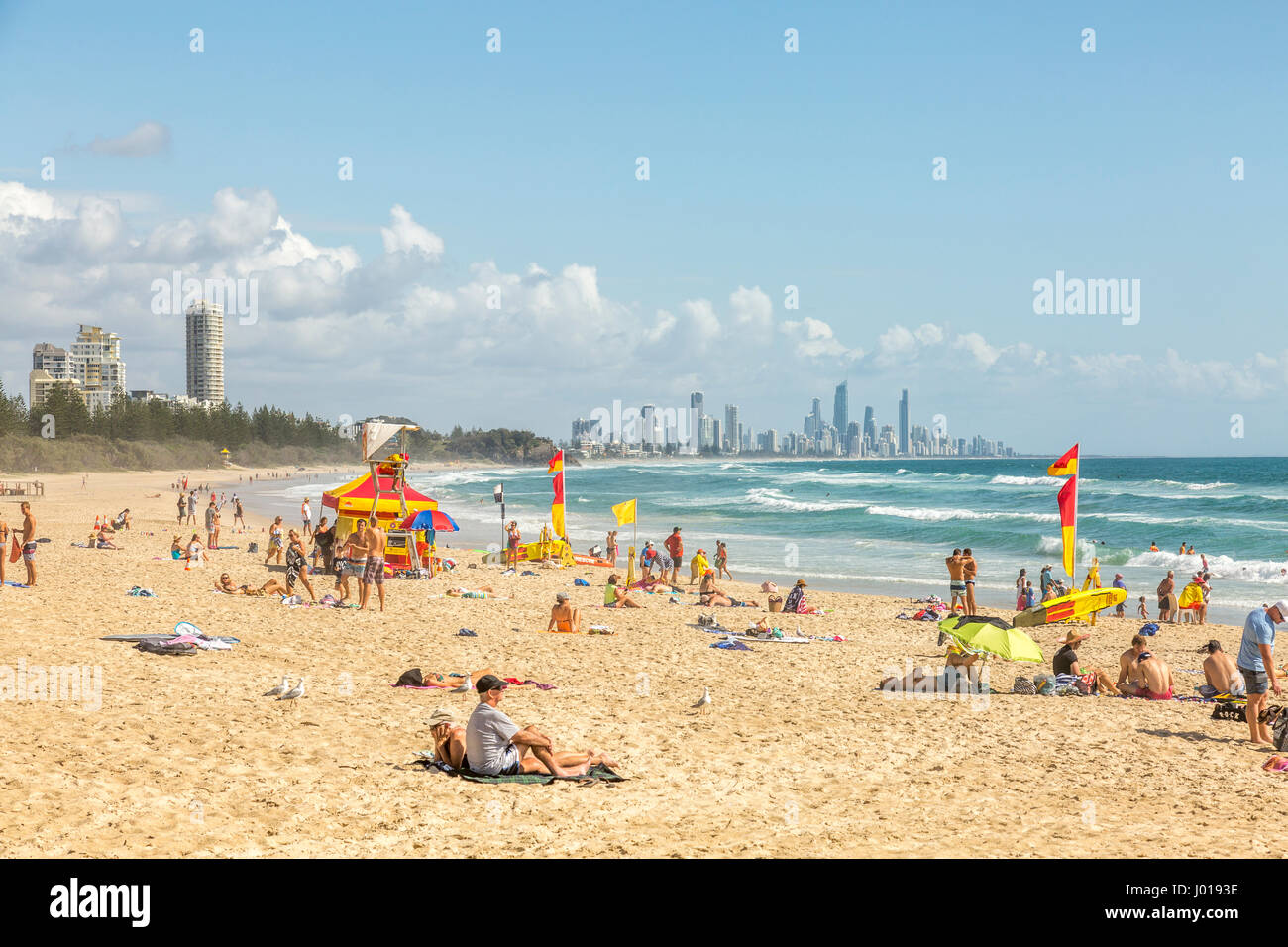 Des tours d'habitation à Surfers Paradise avec plage de Burleigh head au premier plan,Gold Coast, Queensland, Australie Banque D'Images