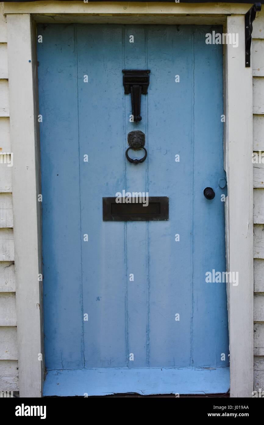 Vieux et bleu porte avec heurtoirs et post box. Banque D'Images