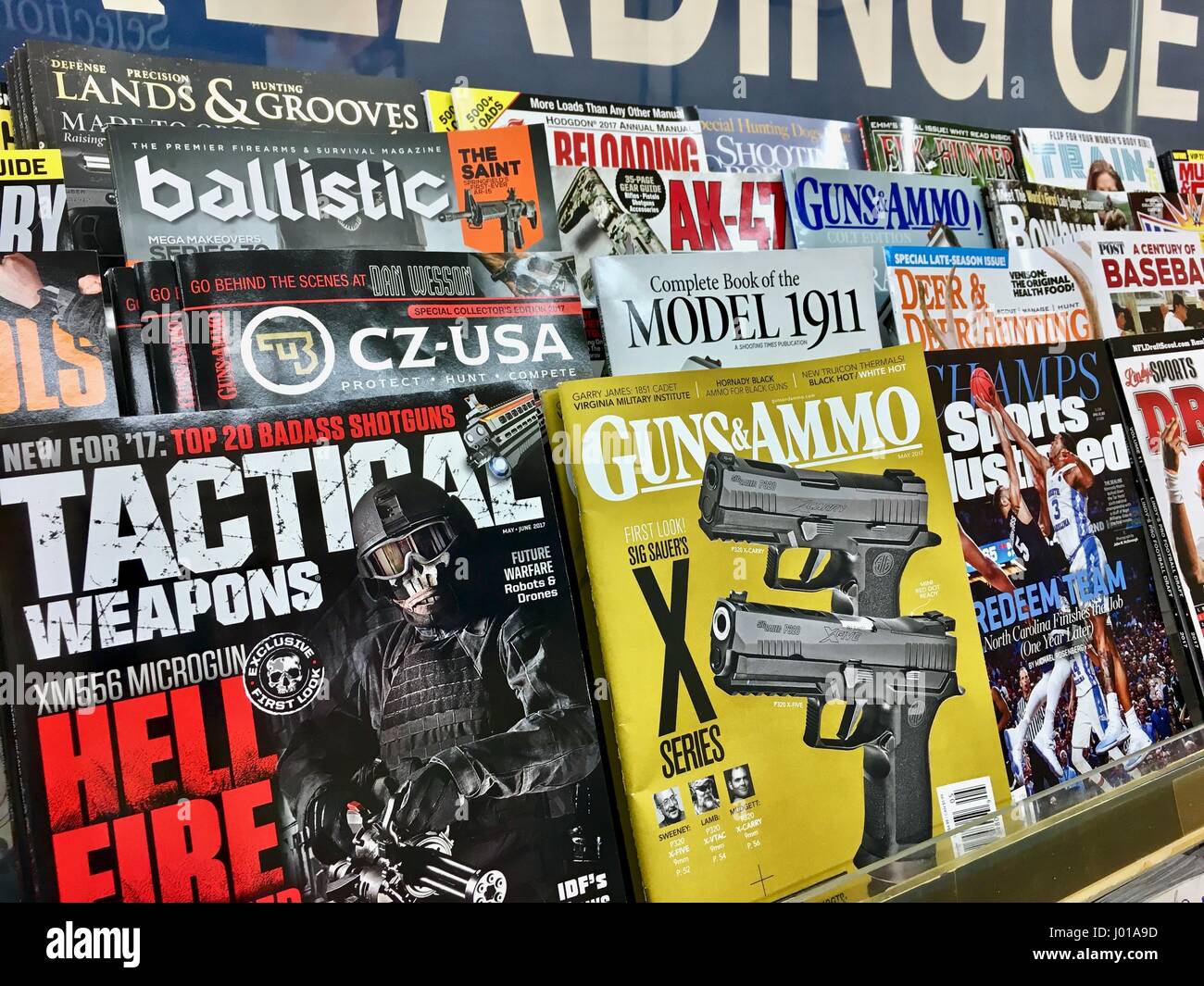 Boutique Magazine ile de la lecture de l'article Banque D'Images