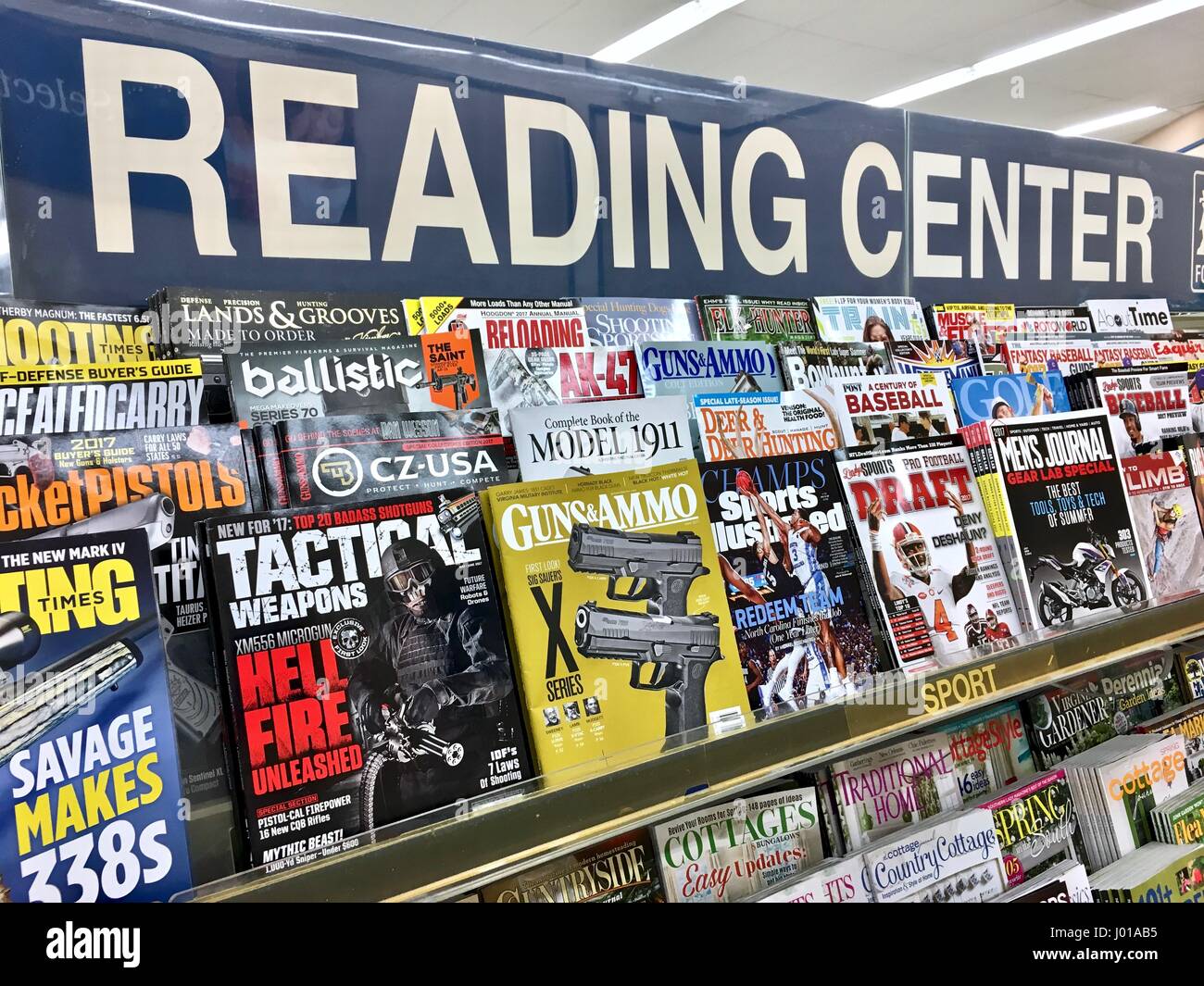Boutique Magazine ile de la lecture de l'article Banque D'Images