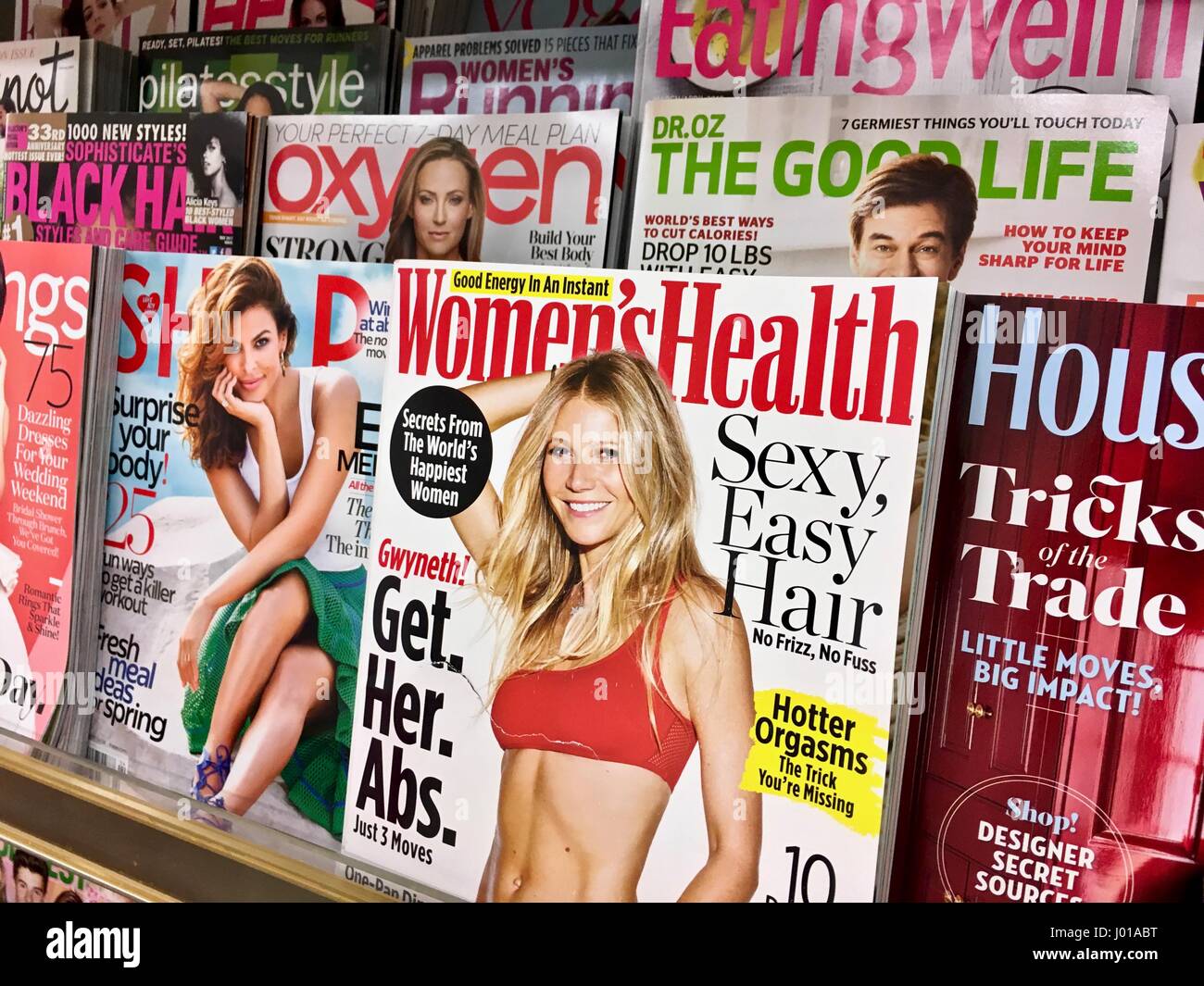 Boutique Magazine ile de la lecture de l'article Banque D'Images