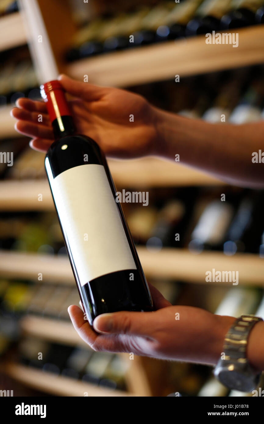 Une étiquette pour être en mesure d'écrire leur propre,mains tenant une  bouteille de vin, wineshop, Carlsbad, République Tchèque Photo Stock - Alamy
