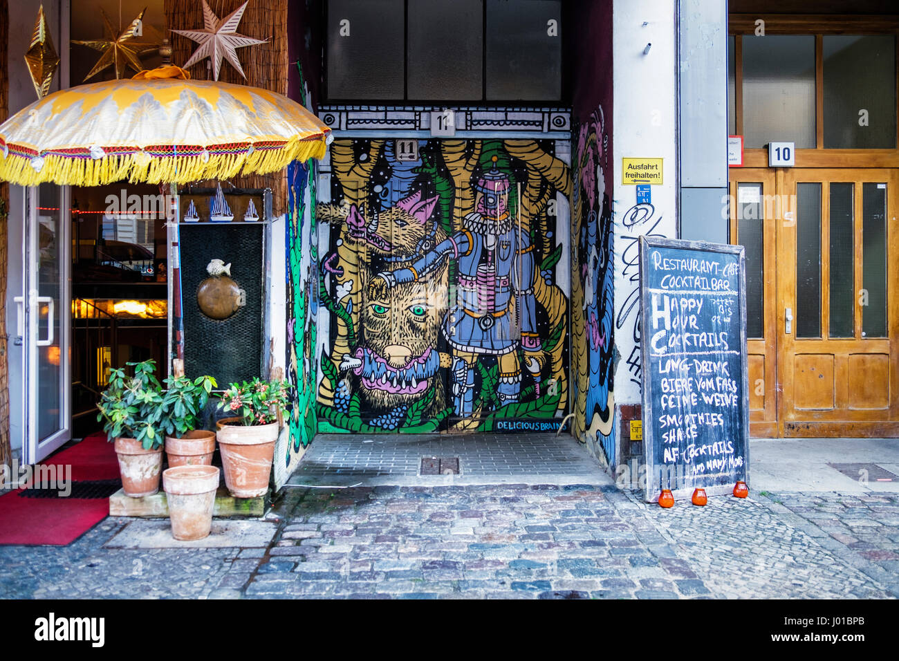 Art de rue à l'extérieur restaurant à Oderbergerstrasse, Prenzlauer Berg, Berlin. Banque D'Images