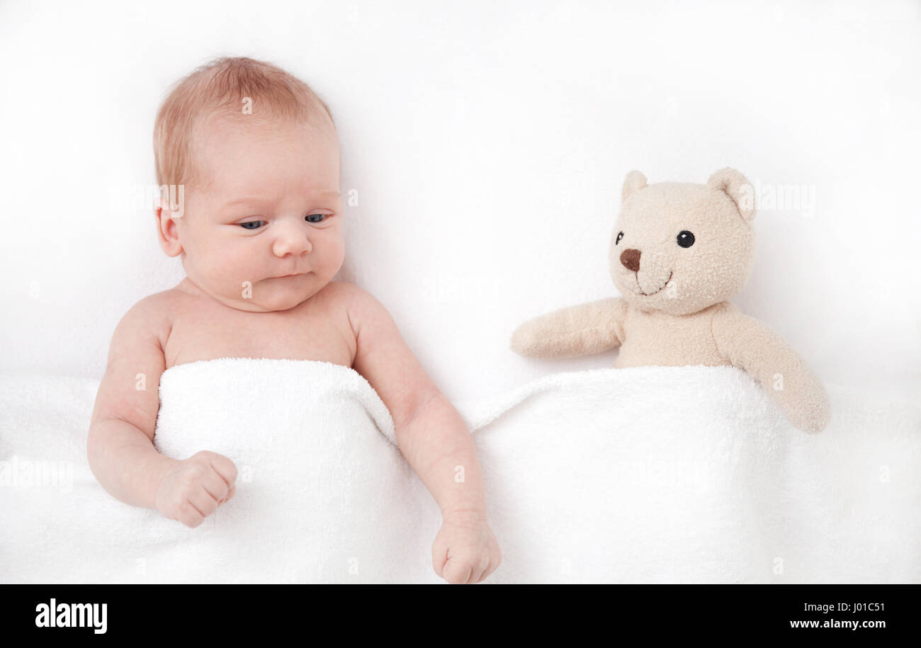Libre De Naissance D Un Bebe Fille Dormir Avec Son Ours En Peluche Vue D En Haut Photo Stock Alamy