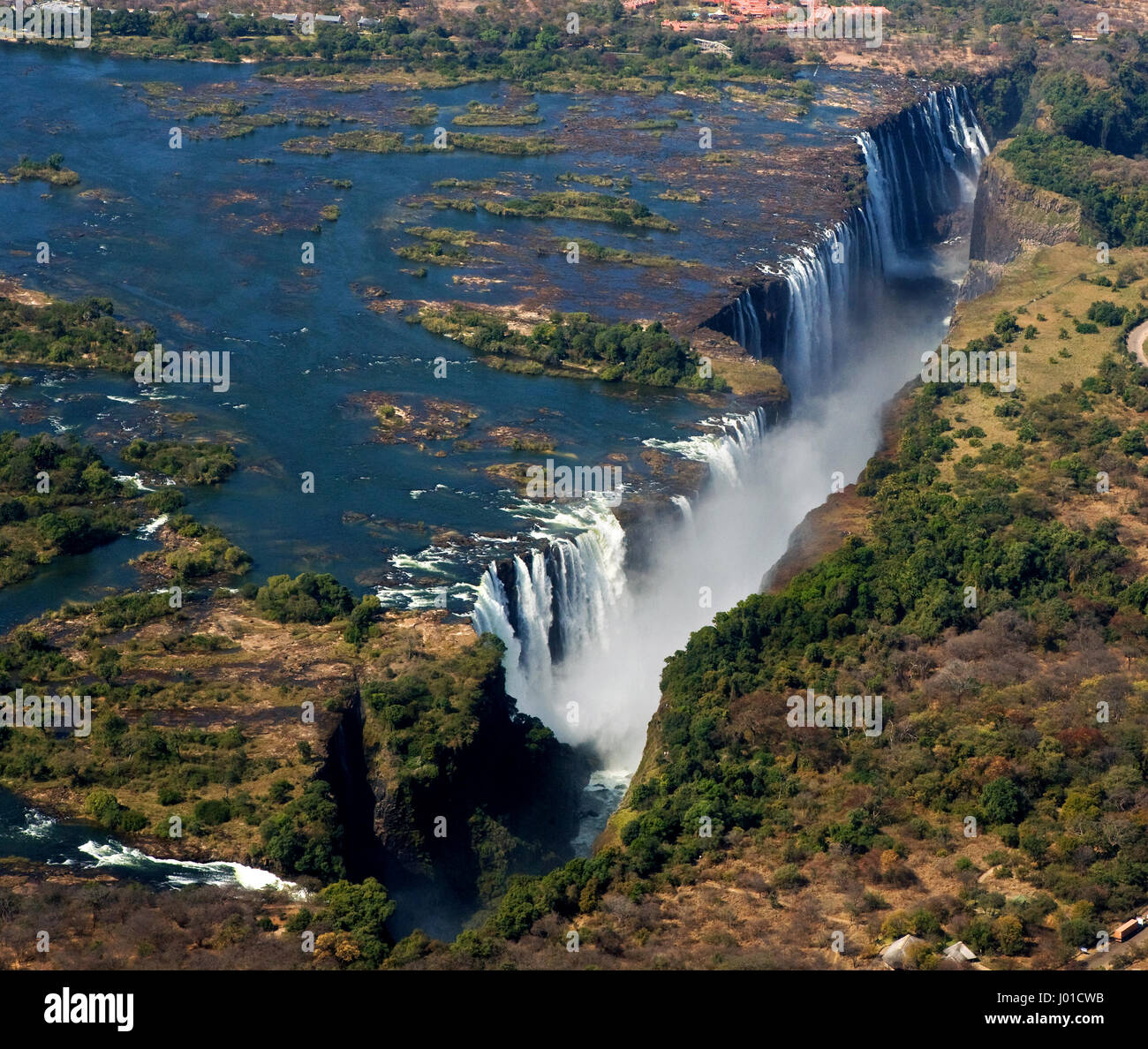 Vue des chutes Victoria depuis le sol. Parc national de MOSI-oa-Tunya. Et site du patrimoine mondial. Zambiya. Zimbabwe. Banque D'Images