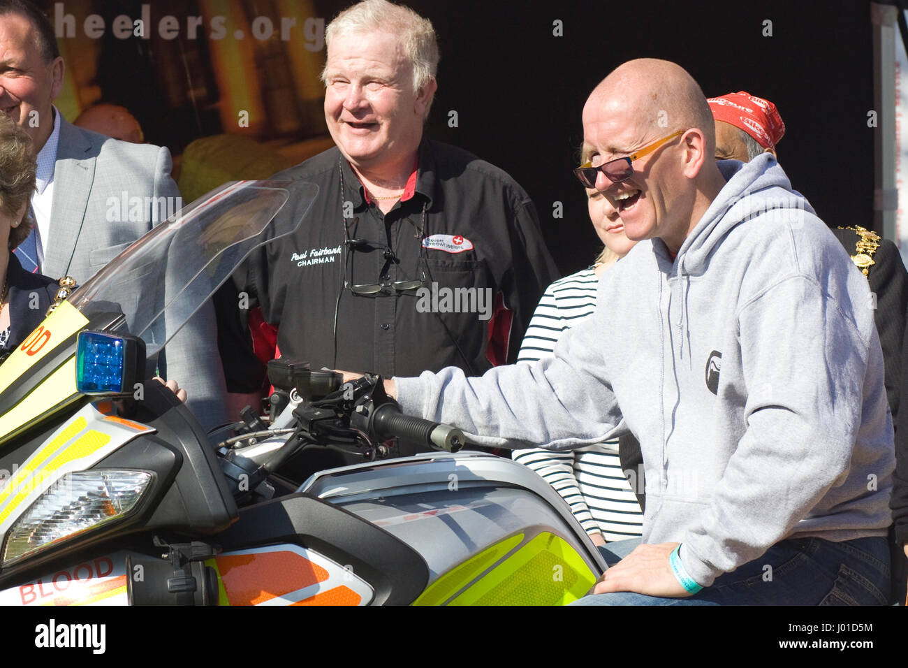Eddie the Eagle Edwards assis sur une moto de la banque de sang Banque D'Images