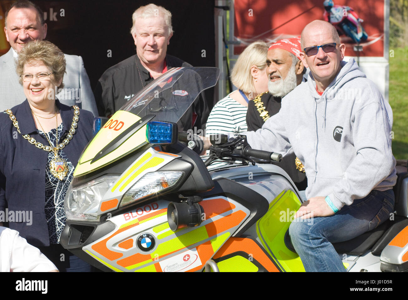Eddie the Eagle Edwards assis sur une moto de la banque de sang Banque D'Images