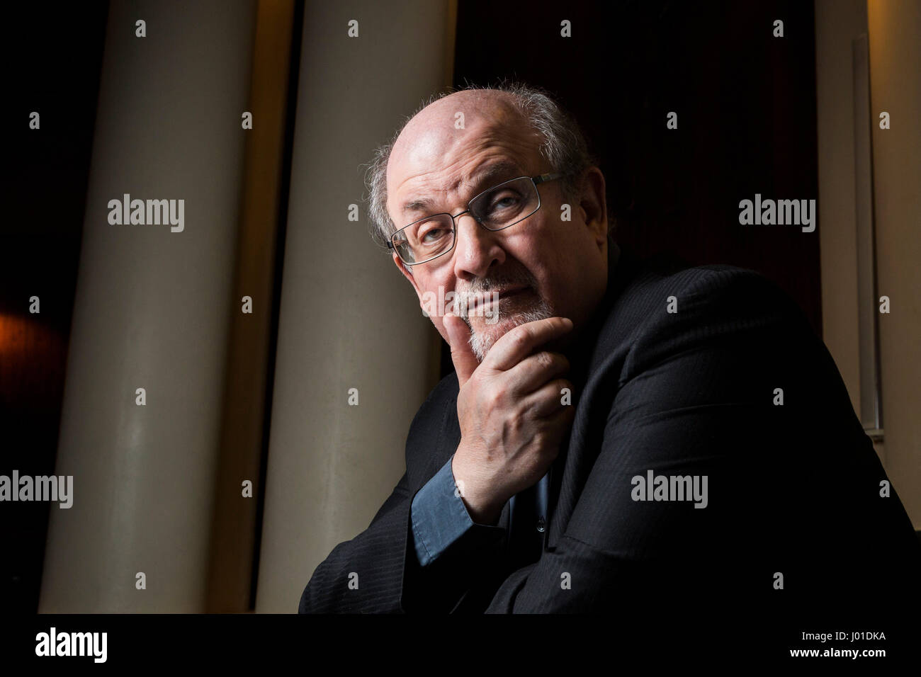 Portrait de (Ahmed) Salman Rushdie (grâce à l'hôtel Park Hyatt Paris-Vendome) 11/09/2016 ©Philippe MATSAS/Opale Banque D'Images