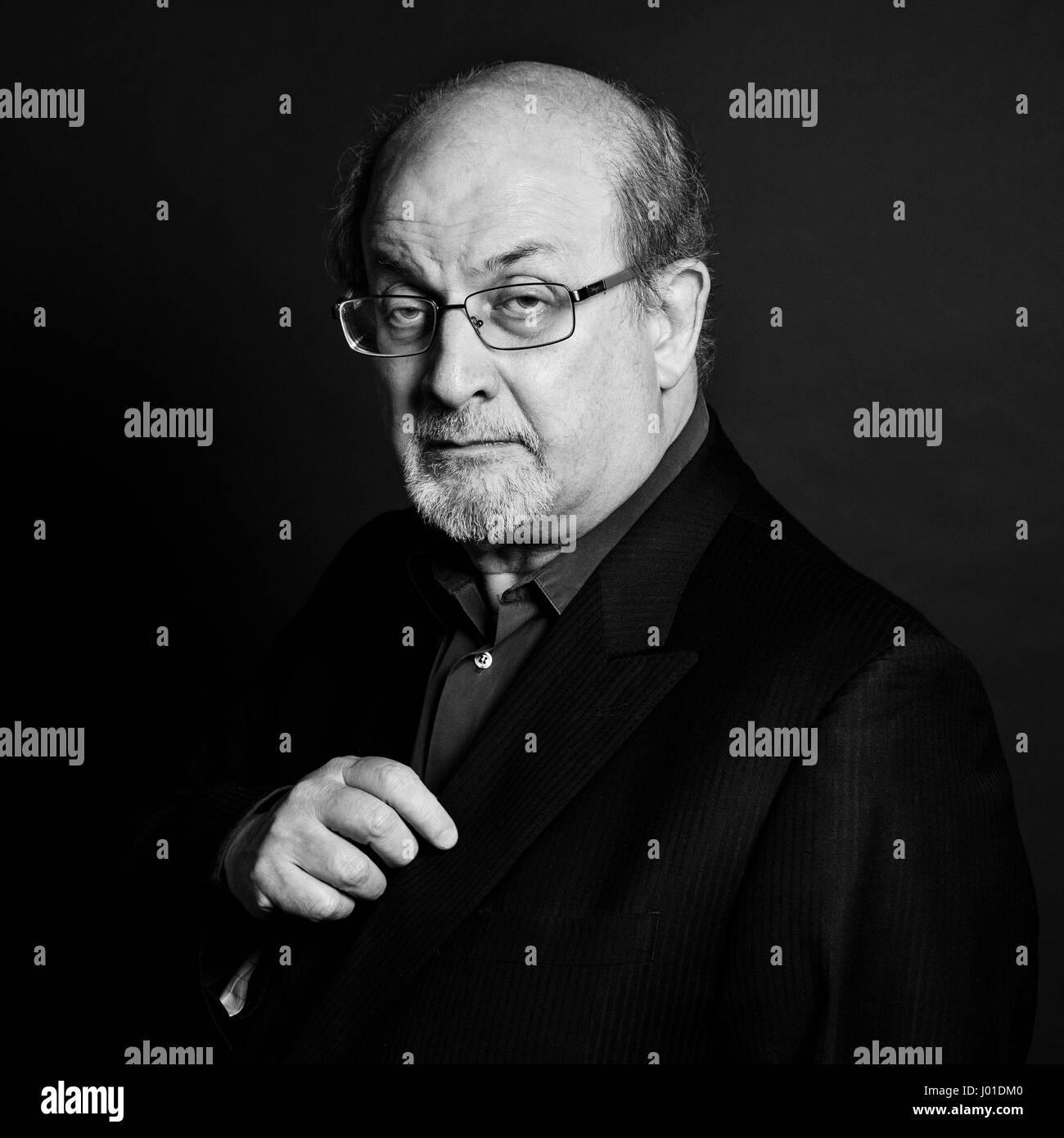 Portrait de (Ahmed) Salman Rushdie (grâce à l'hôtel Park Hyatt Paris-Vendome) 11/09/2016 ©Philippe MATSAS/Opale Banque D'Images