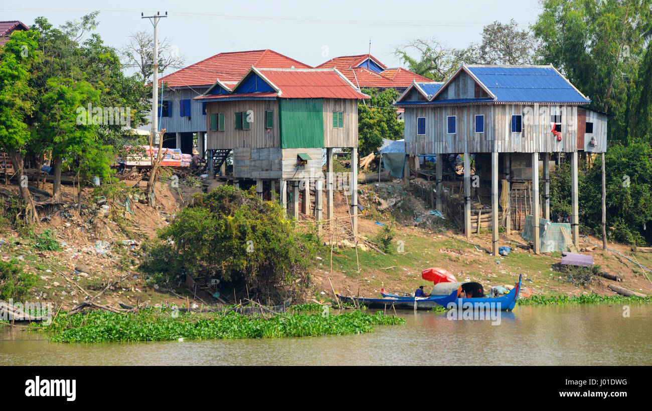 Les habitations sur pilotis, au bord de la rivière du Mékong, au Cambodge Banque D'Images